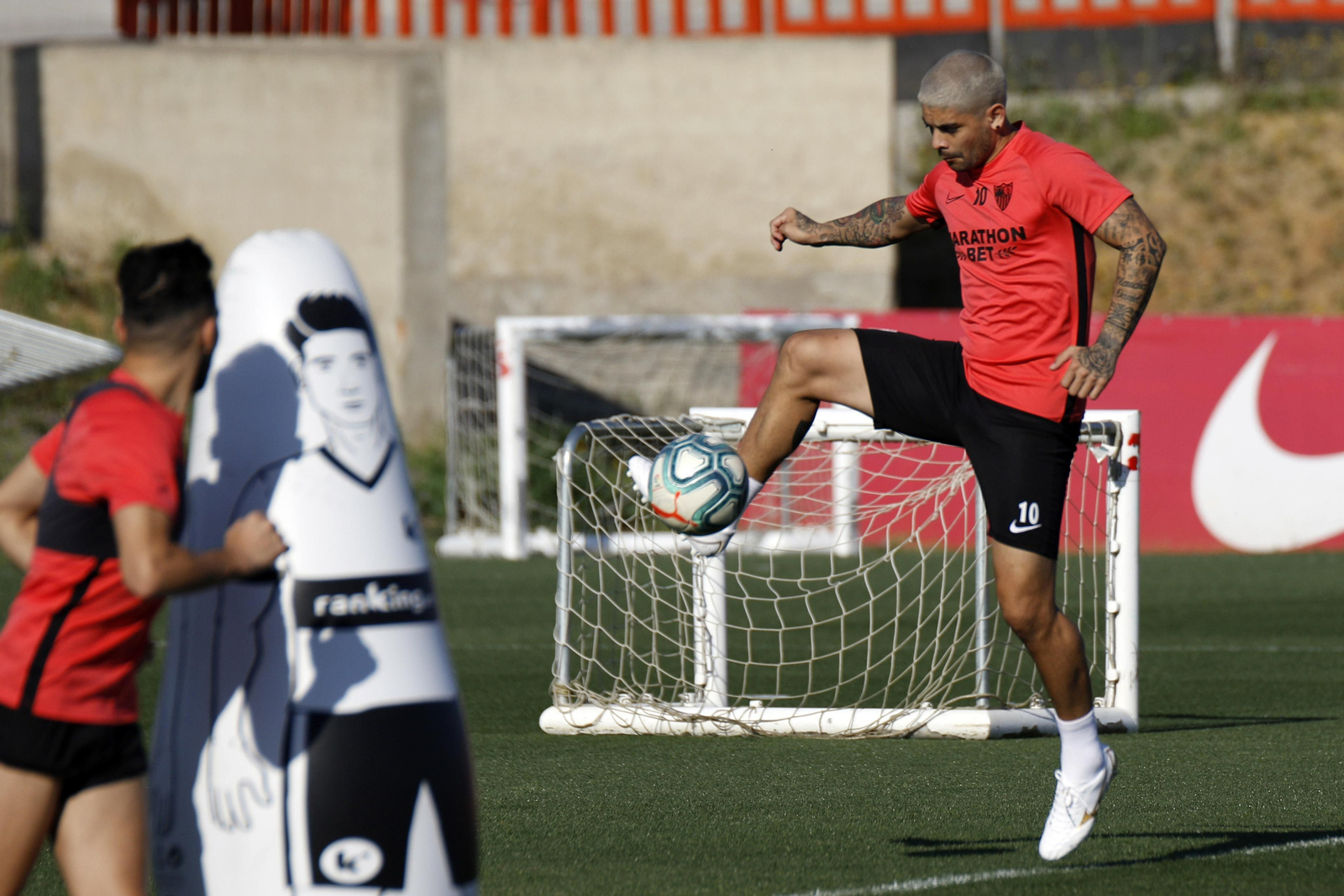 Banega controla un balón en una de las tareas de entrenamiento.