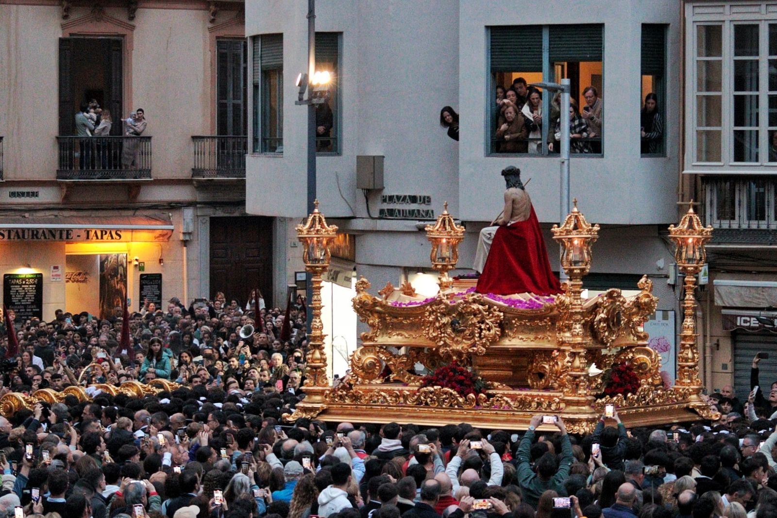 Estudiantes en el Lunes Santo en Málaga, en fotos