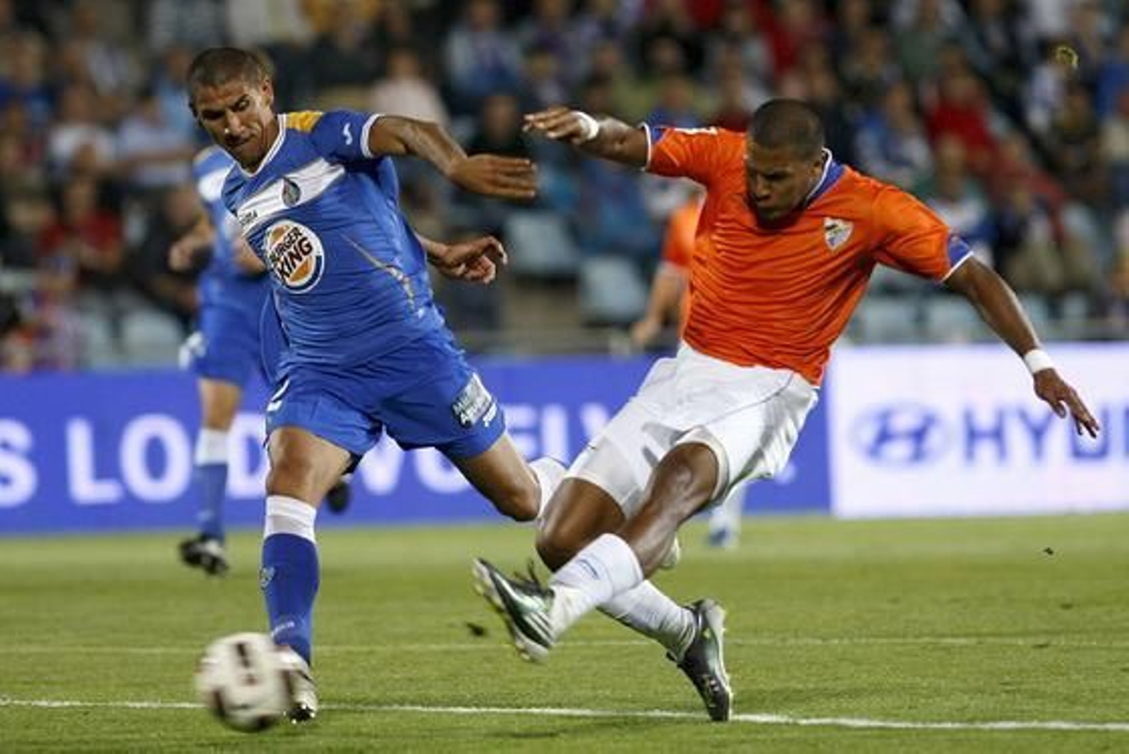 El Málaga gana su segundo partido de la temporada en Liga en casa del Getafe. / EFE