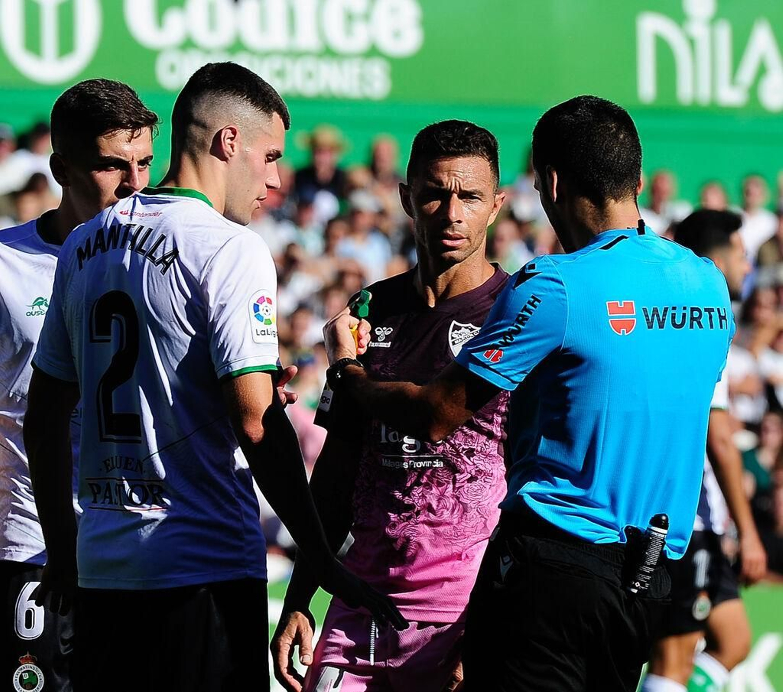 El colegiado media entre Rubén Castro y los jugadores del Racing de Santander. El colegiado media entre Rubén Castro y los jugadores del Racing de Santander.