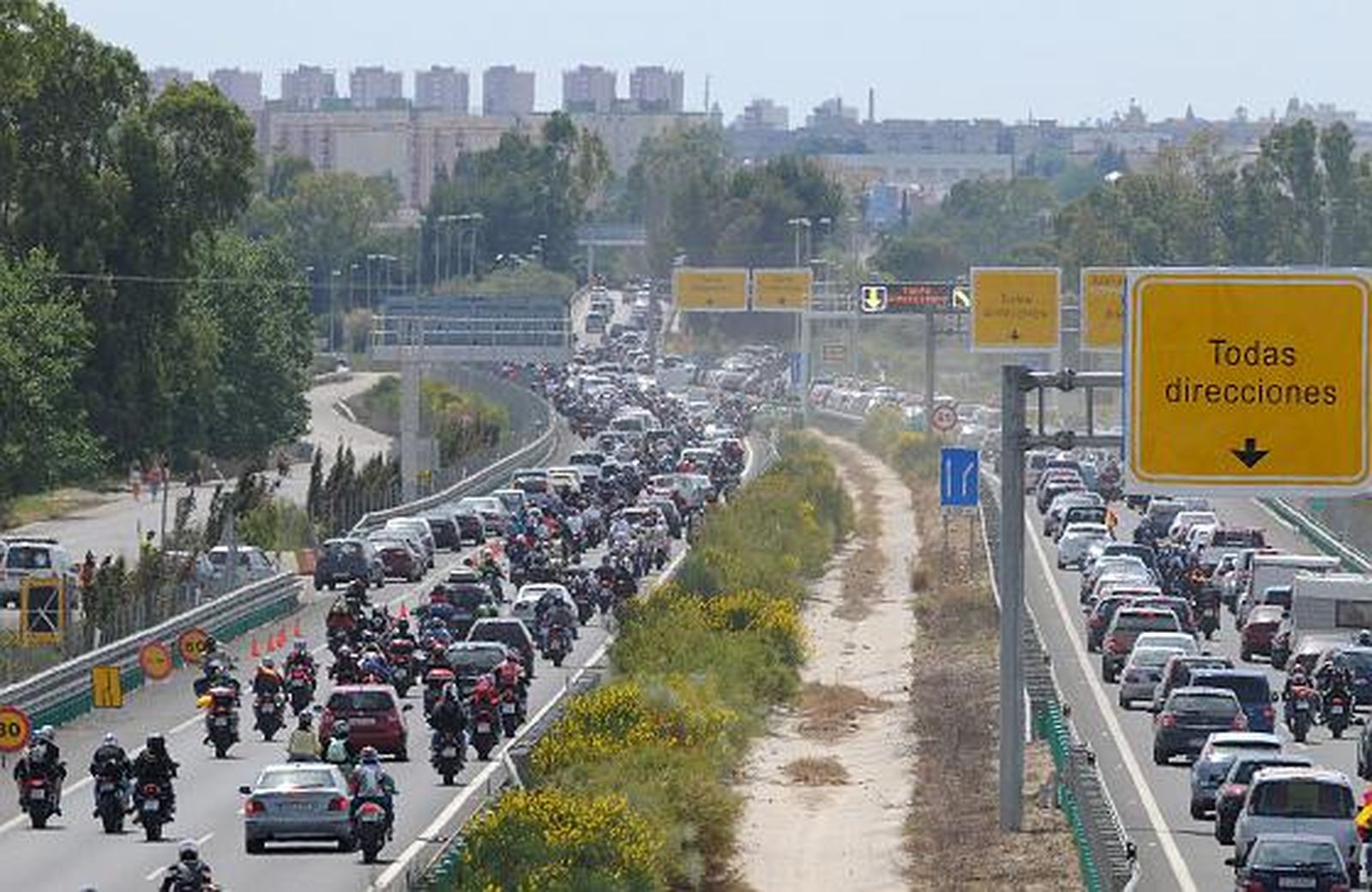 Los moteros inician la ´operación retorno´ tras el Gran Premio de Motociclismo en Jerez. 

Foto: Pascual y Manuel Aranda