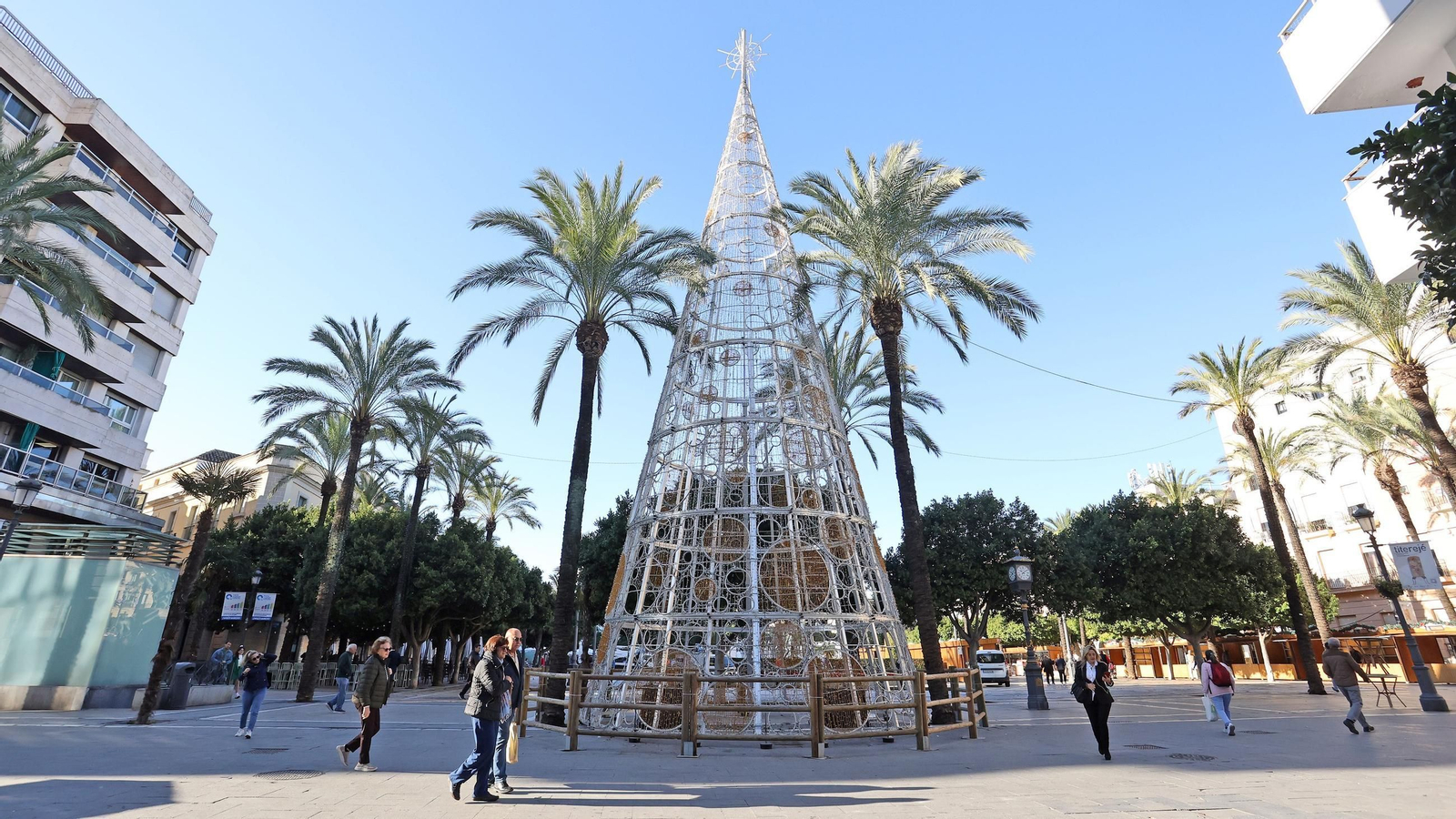 Árbol de Navidad gigante instalado a las puertas de la plaza del Arenal
