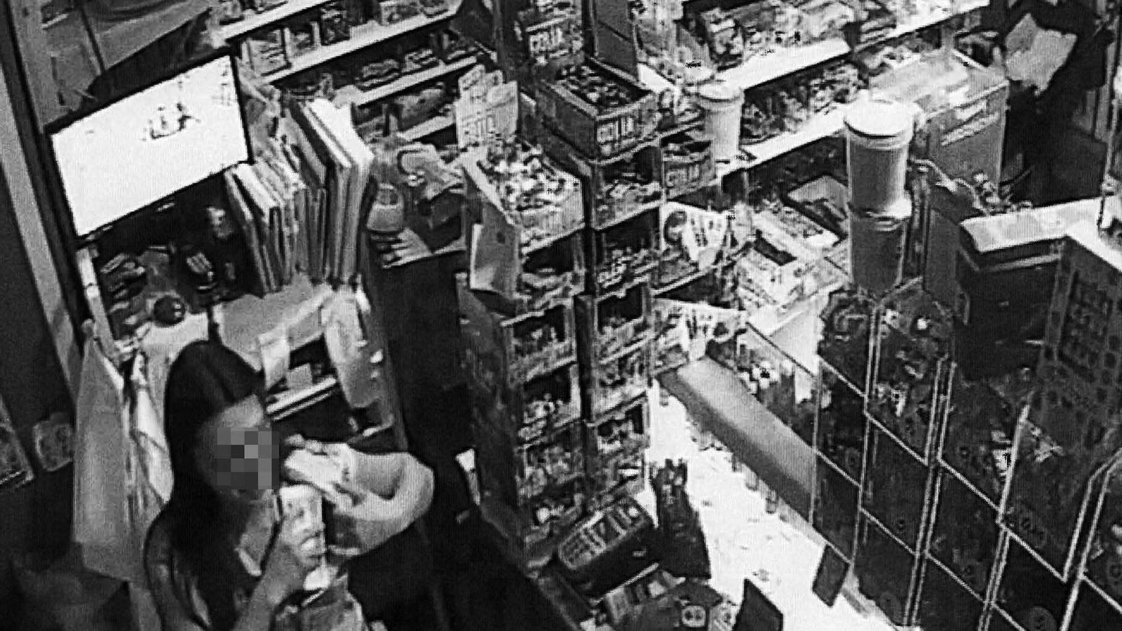 La mujer se guarda los fajos dentro de su camiseta