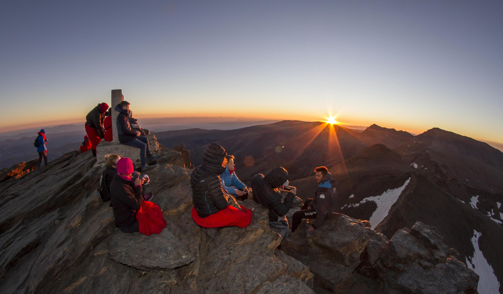 Ver amanecer desde el Veleta, una de las activades estrella en el cierre del verano en Sierra Nevada.