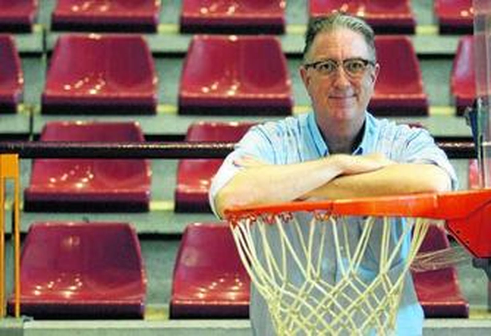 Frank Lawlor posa junto a una canasta en Vista Alegre.