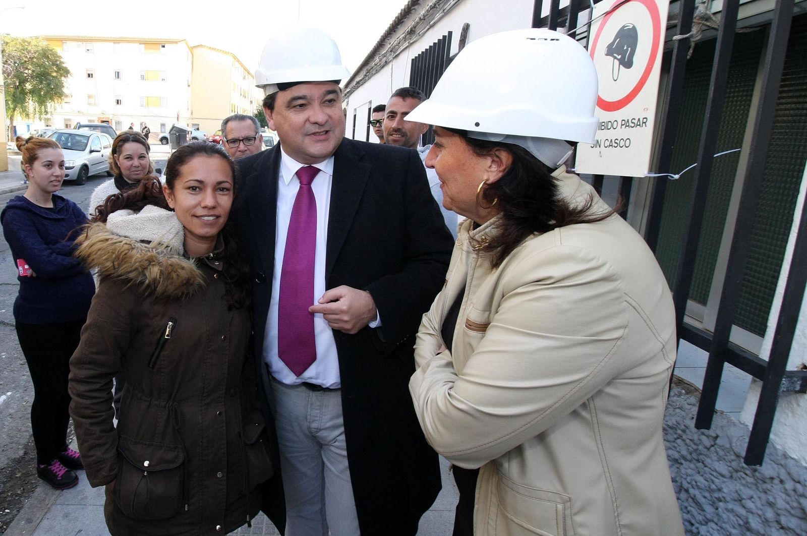 La visita del alcalde a las obras de rehabilitación de las viviendas de Pérez Cubillas, en imágenes