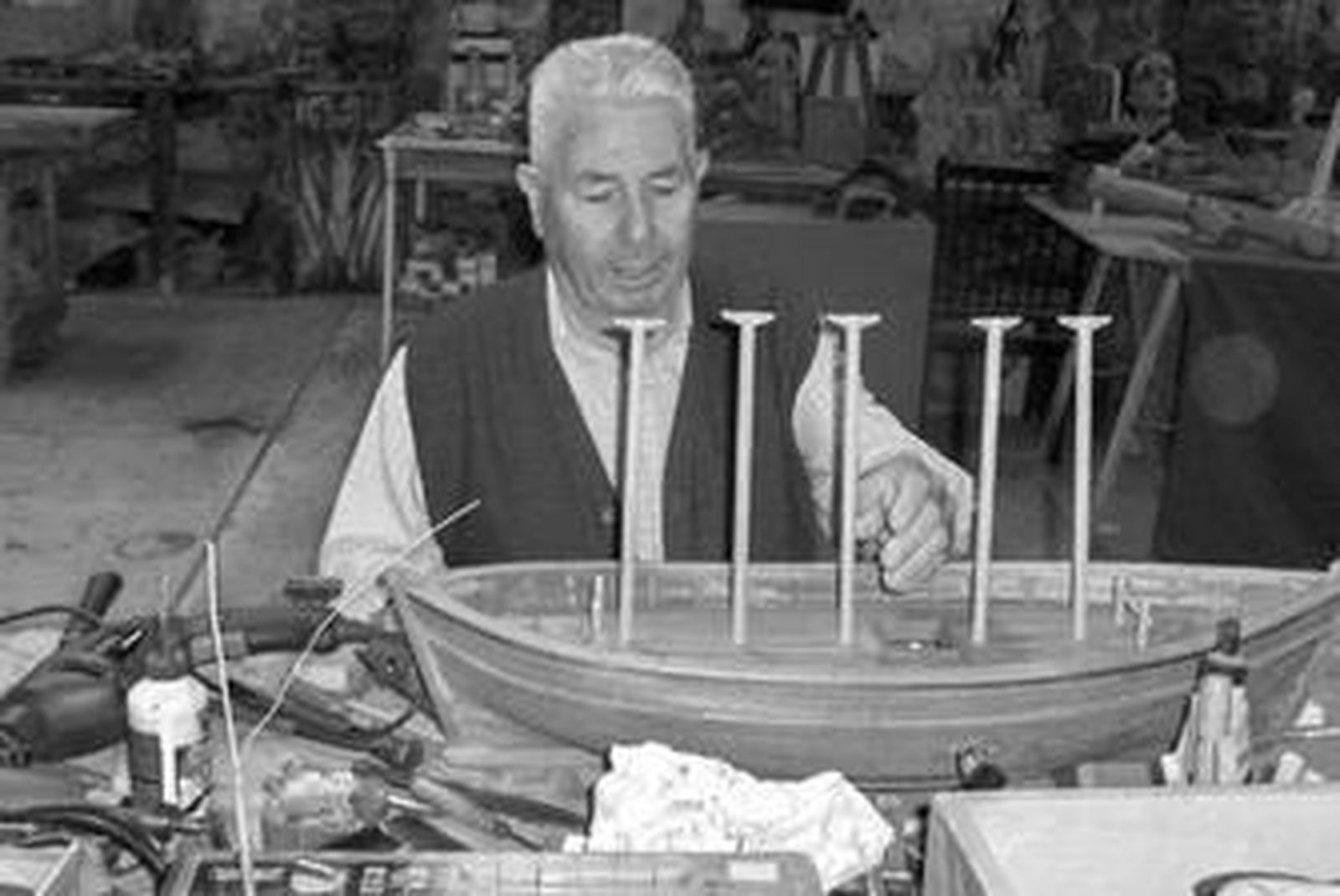 El veterano Zamudio no deja de construir barcos de madera.