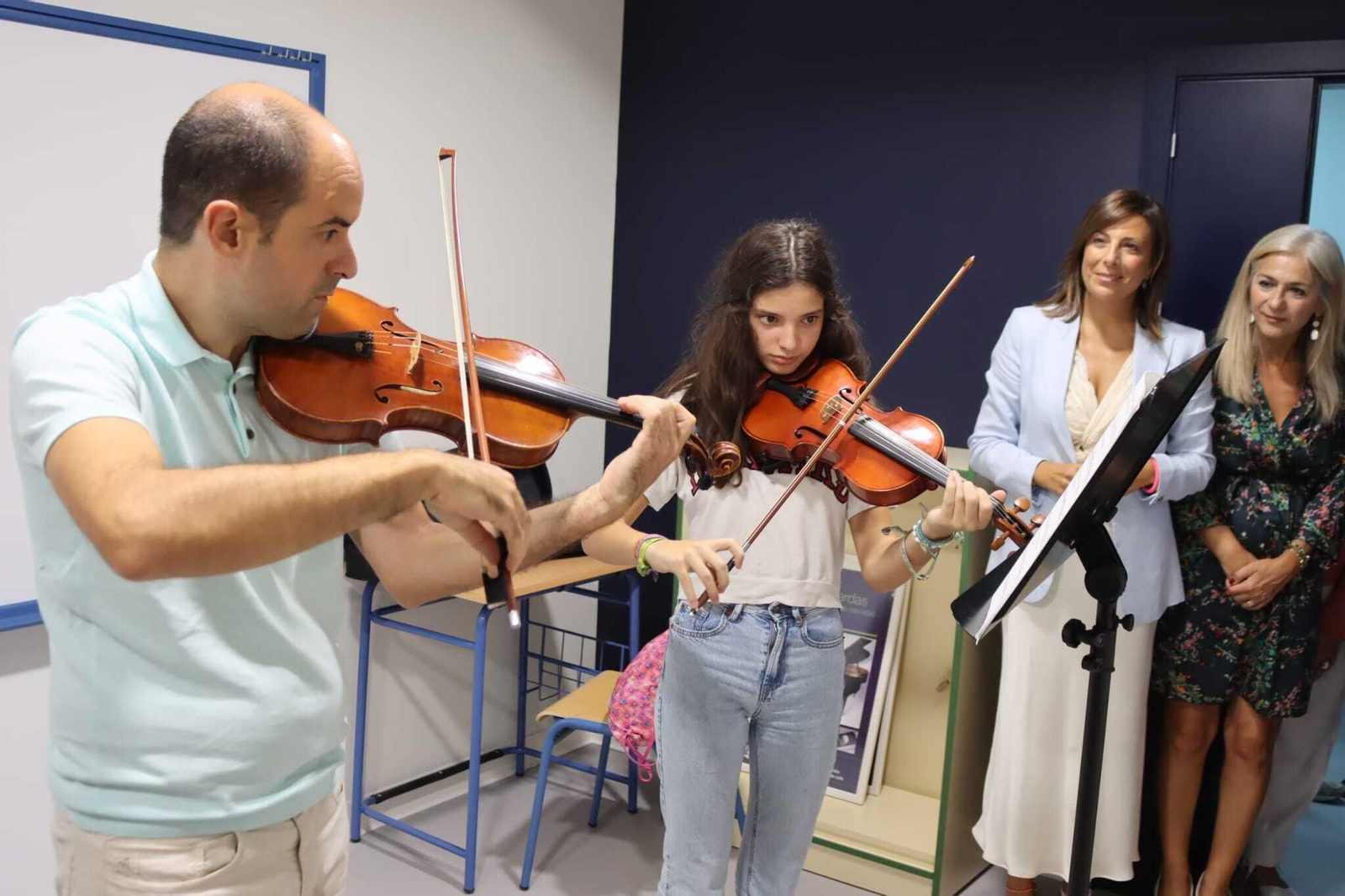 Fernández y Del Pozo presencian una de las actuaciones musicales.