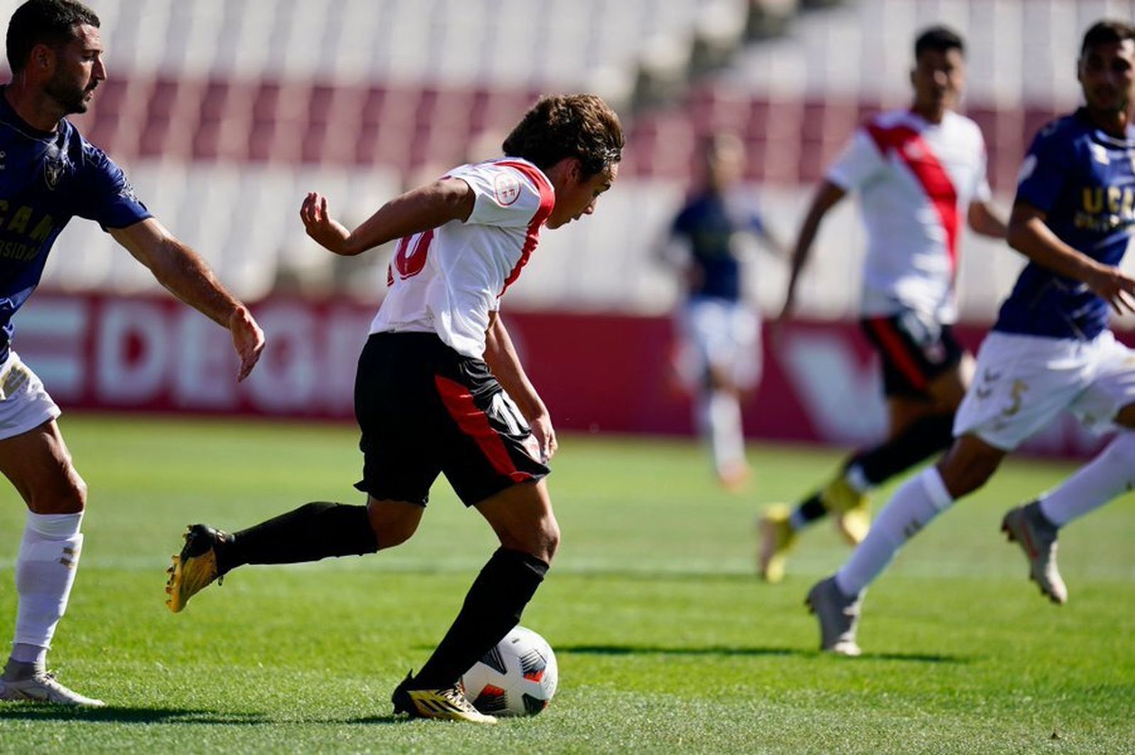 Carlos Álvarez dispara en uno de sus afilados acercamientos al área del UCAM.