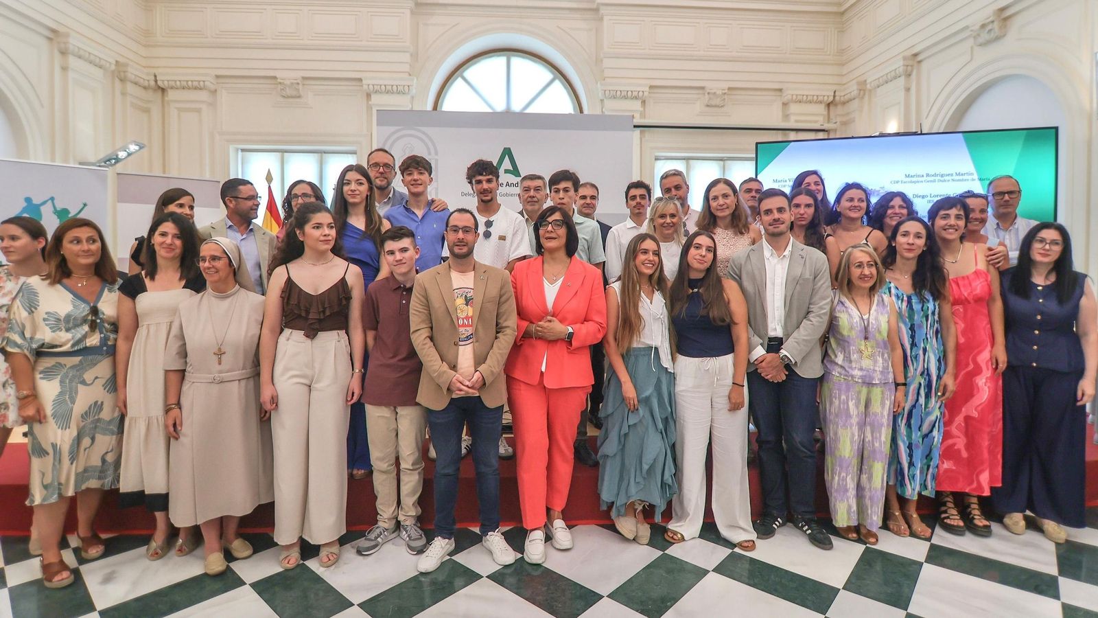 La delegada territorial, María José Martín, junto a los galardonados