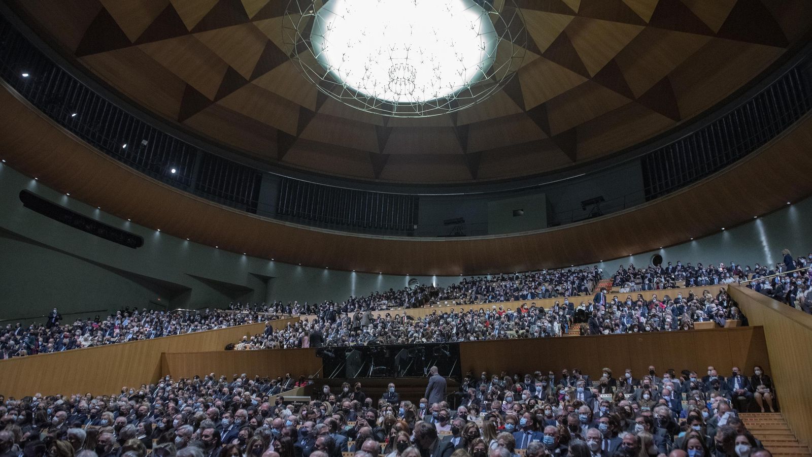 El público llenó el Teatro de la Maestranza.