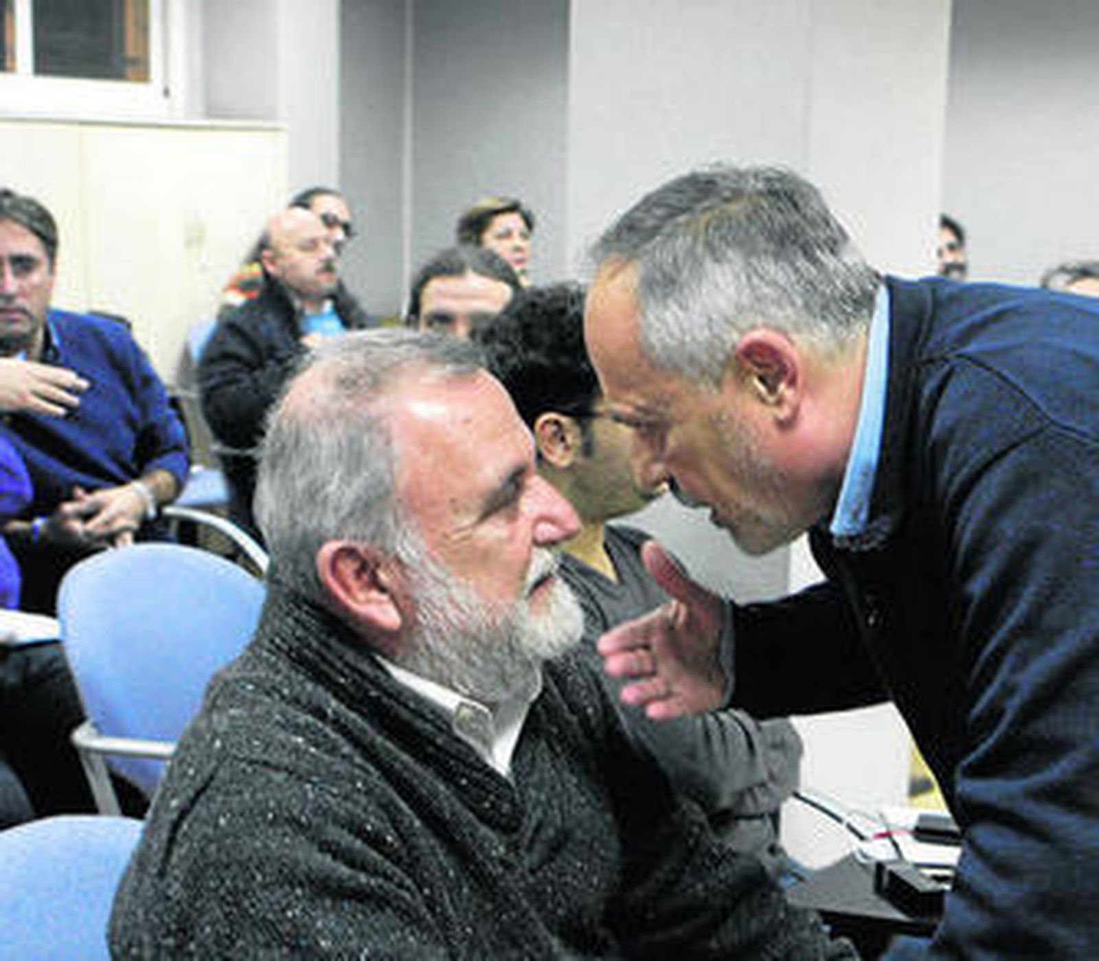 José Manuel García se dirige al saliente Antonio Rodrigo Torrijos.