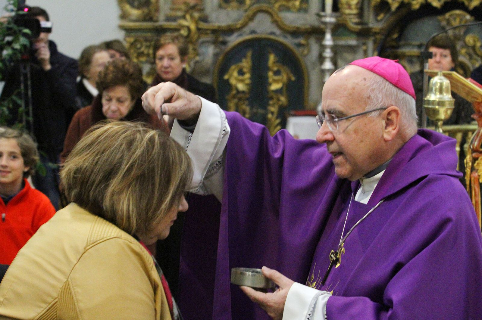 El obispo impondrá hoy la ceniza a los fieles en la Santa Iglesia Catedral.