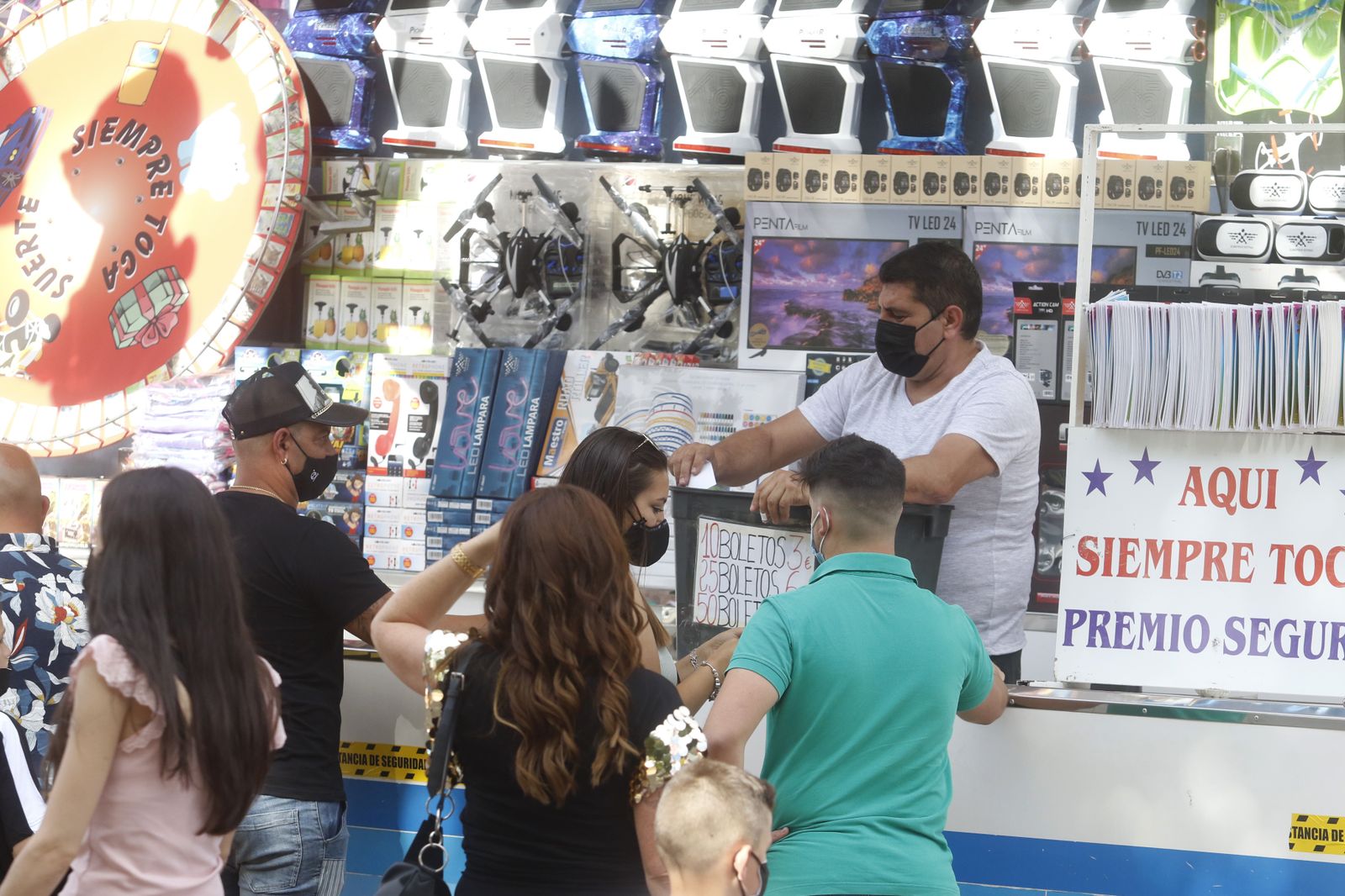 Primera jornada en el parque de atracciones de El Arenal, en imágenes