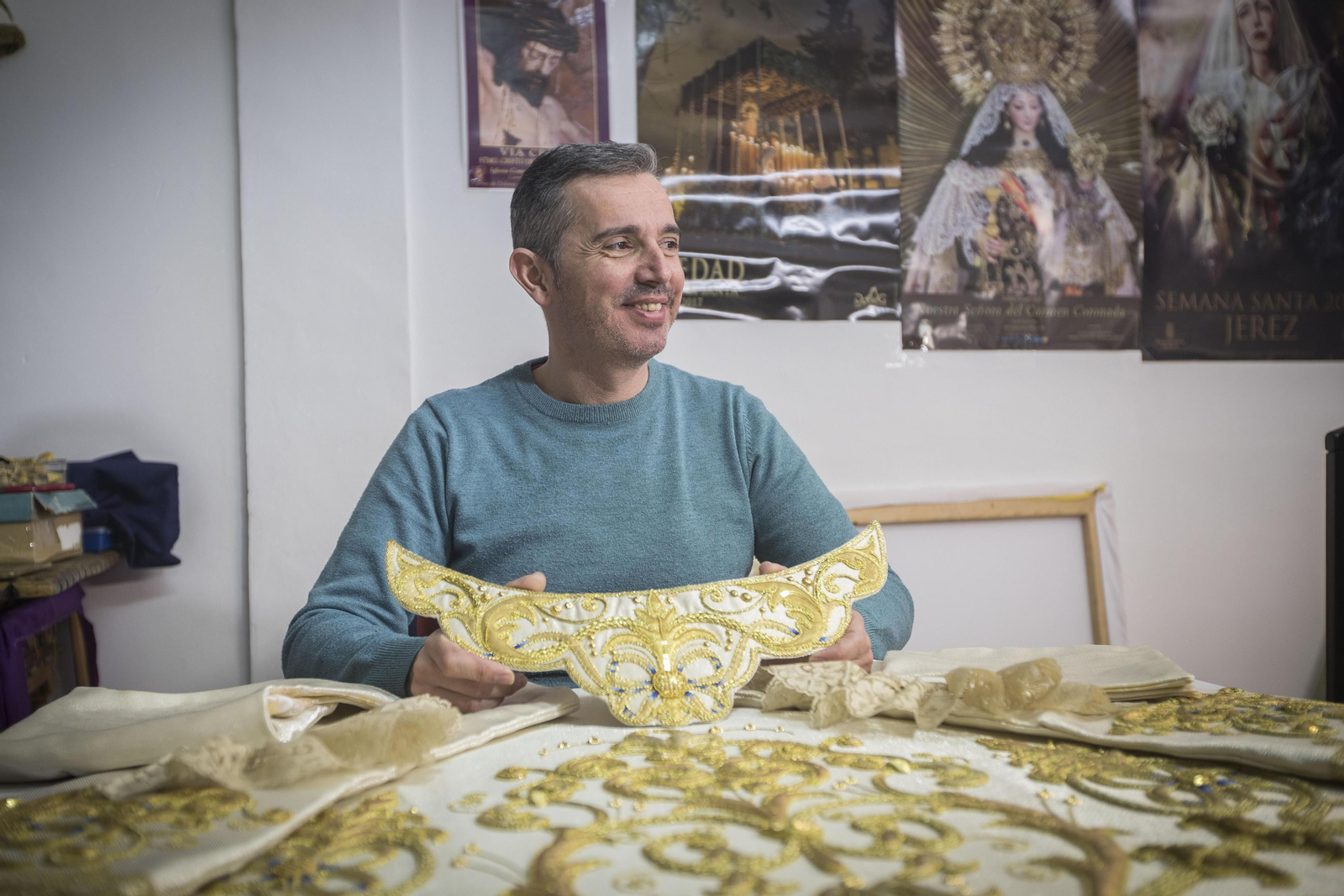 José Muñoz Moreno posa en su taller junto a una de las piezas de la saya que ha recuperado para la Estrella de San Fernando.