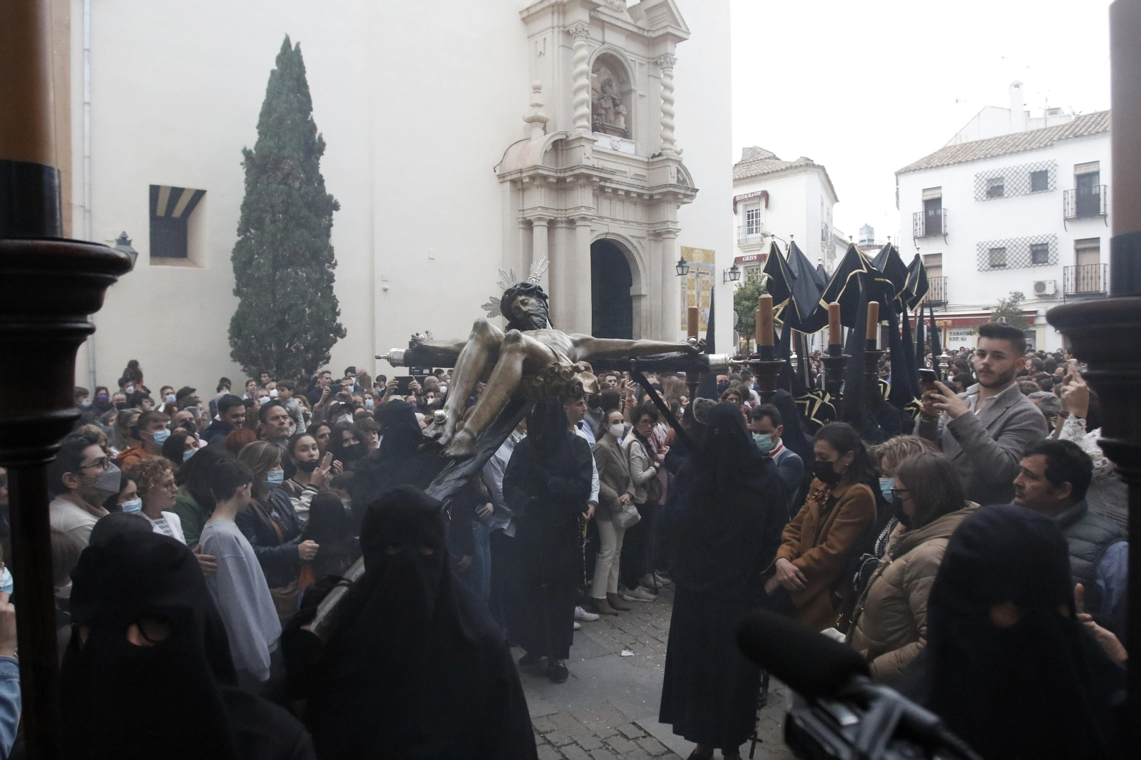 Lunes Santo en Córdoba: Las imágenes de la salida de la hermandad del Vía Crucis