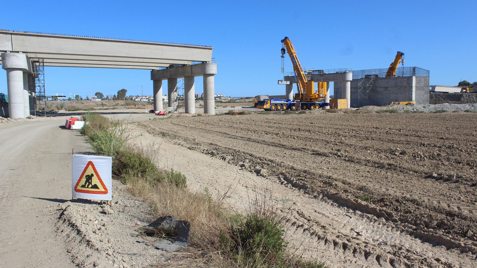 La construcción del viaducto ha empleado vigas de hasta 191 toneladas de peso