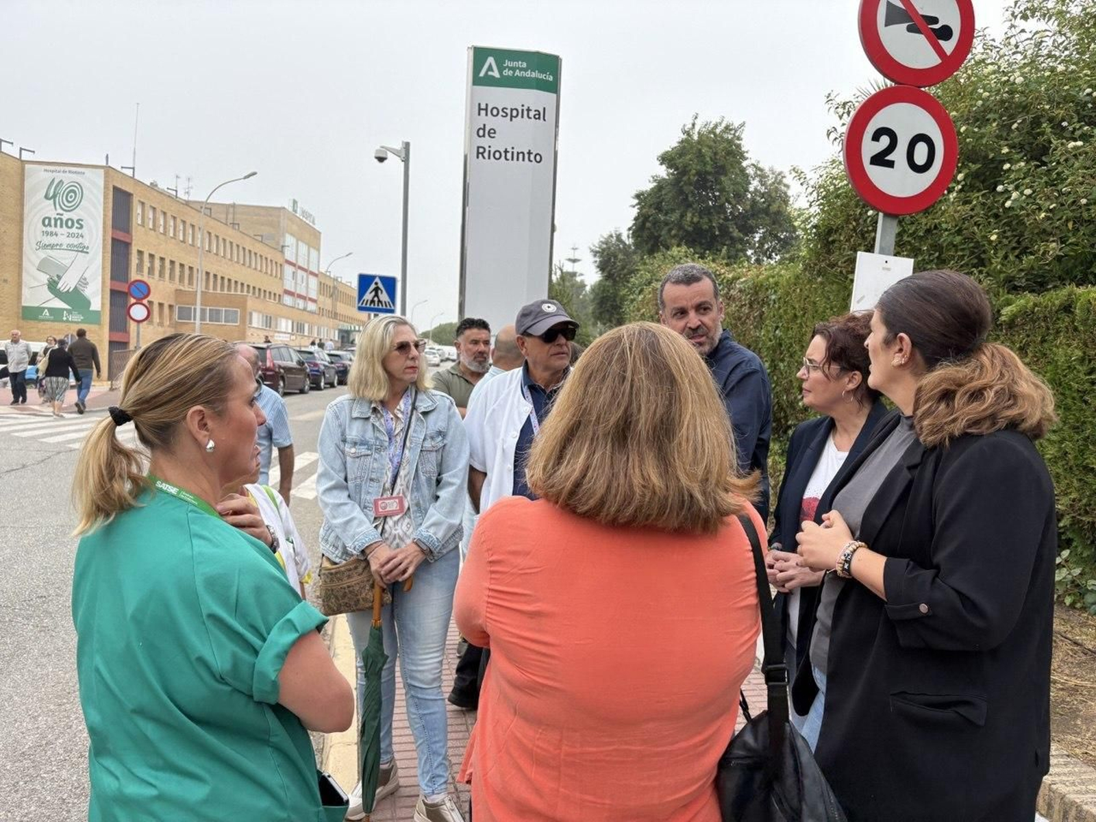 Representantes del PSOE en el Hospital de Riotinto.