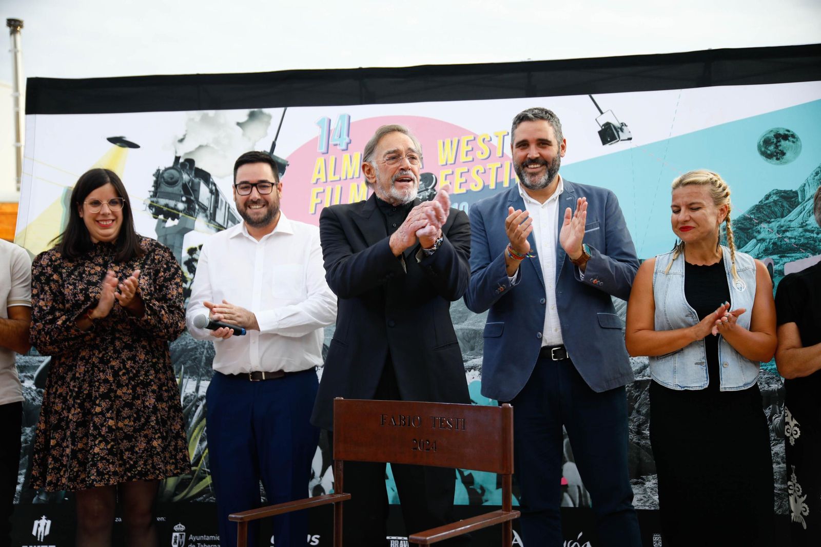 Descubrimiento de la silla del actor Fabio Testi en el Paseo de la Fama de Tabernas, en imágenes