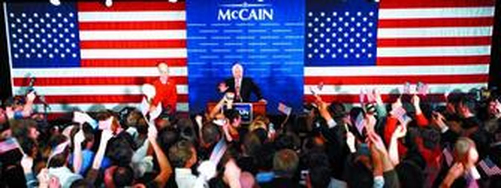 El aspirante republicano John McCain se dirige, junto a su esposa Cindy, a sus votantes en Nashua.