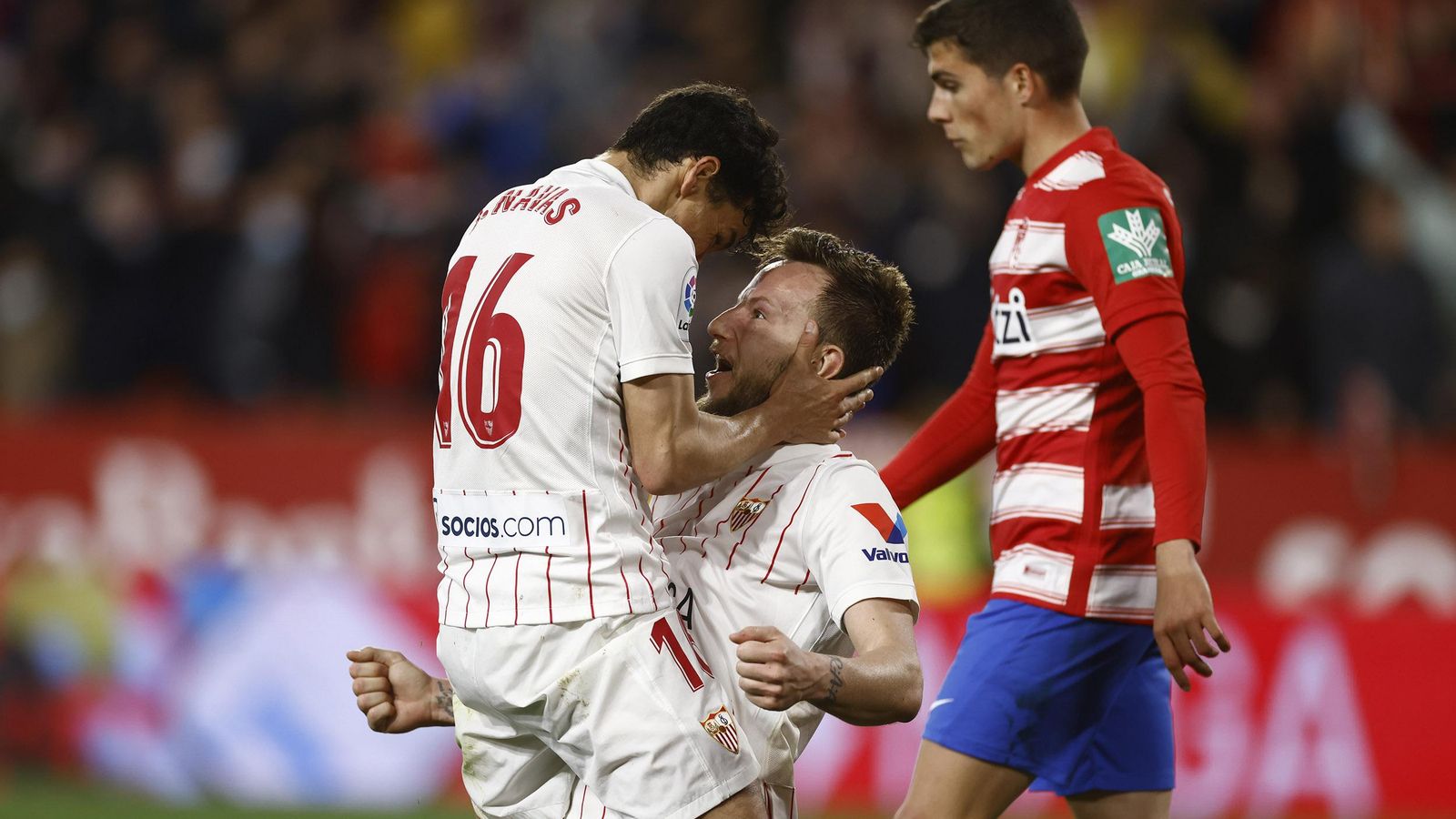 Ocampos y Jesús Navas celebran el 3-2 ante Alberto Soro