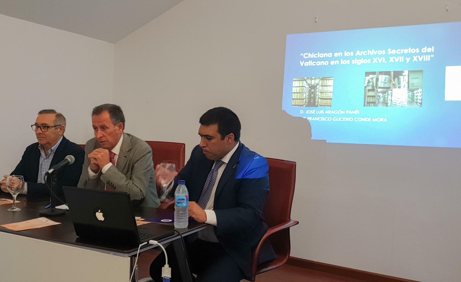 El alcalde, José María Román, con los conferenciantes José Luis Aragón Panés y Francisco Glicerio Conde Mora.