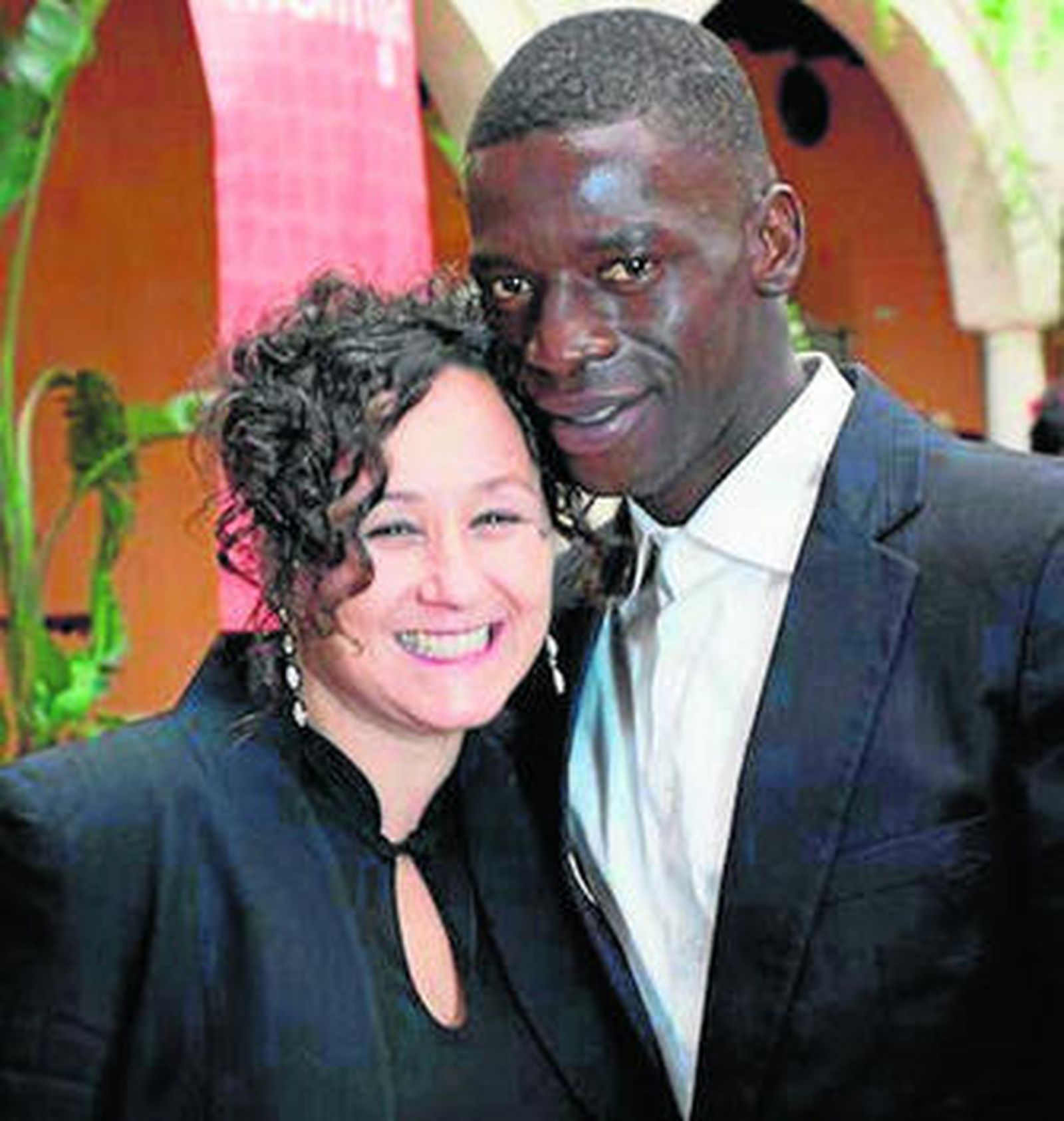 Imagen de Buba y su esposa el día de su boda, hace cinco años, facilitada por su familia.