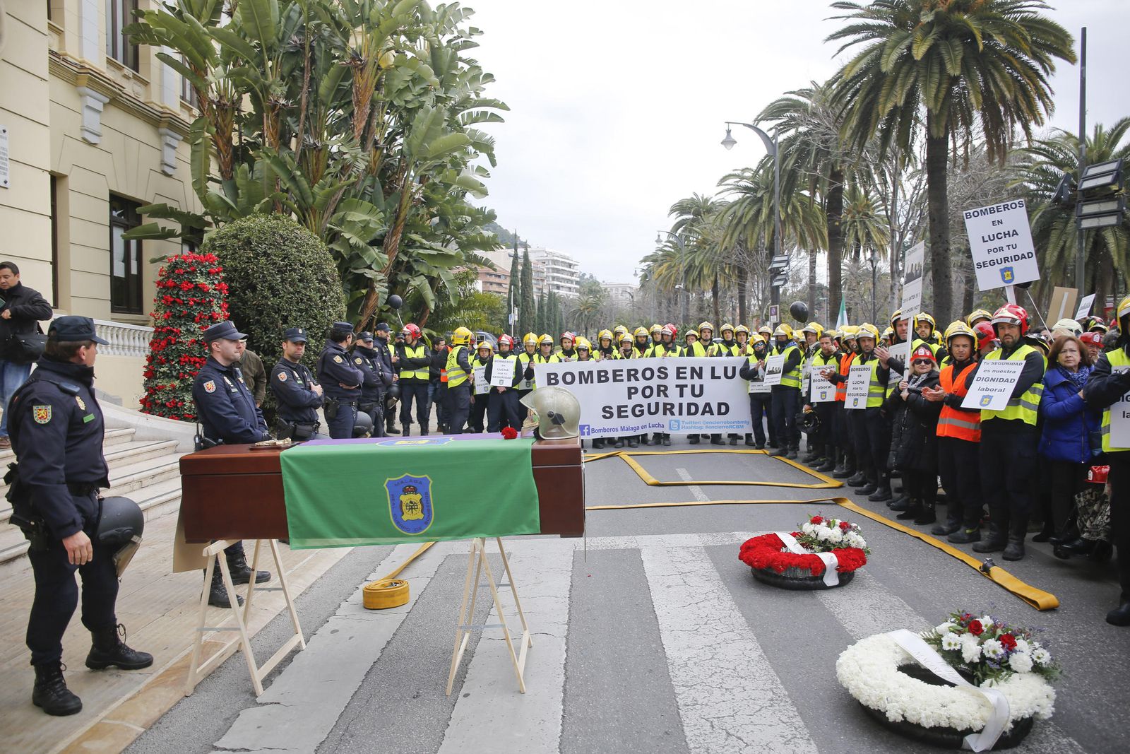 Las imágenes de la 'marcha fúnebre' de los bomberos en Málaga