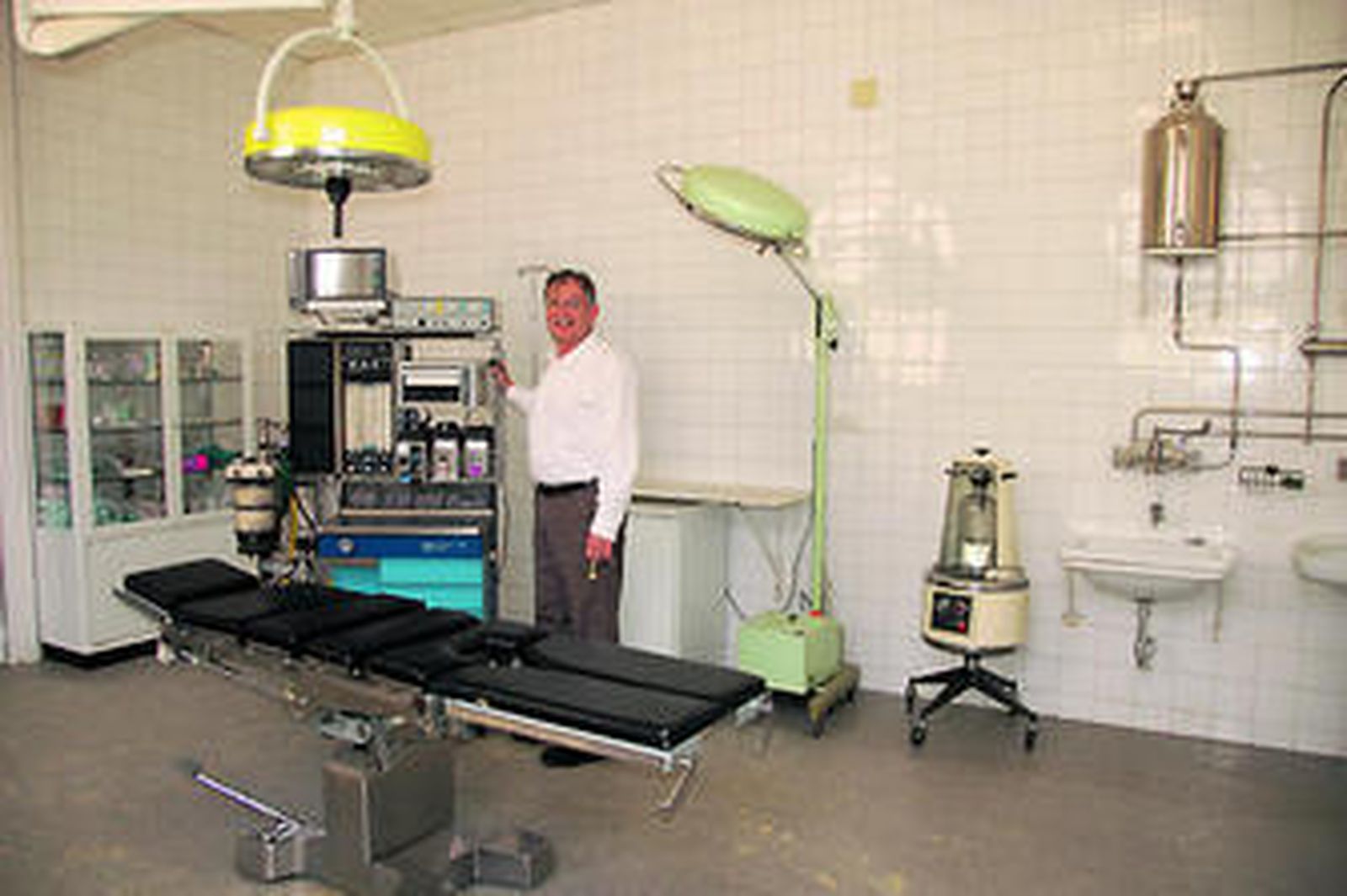 El doctor Torné, en el quirófano de la Plaza de Toros de Granada.