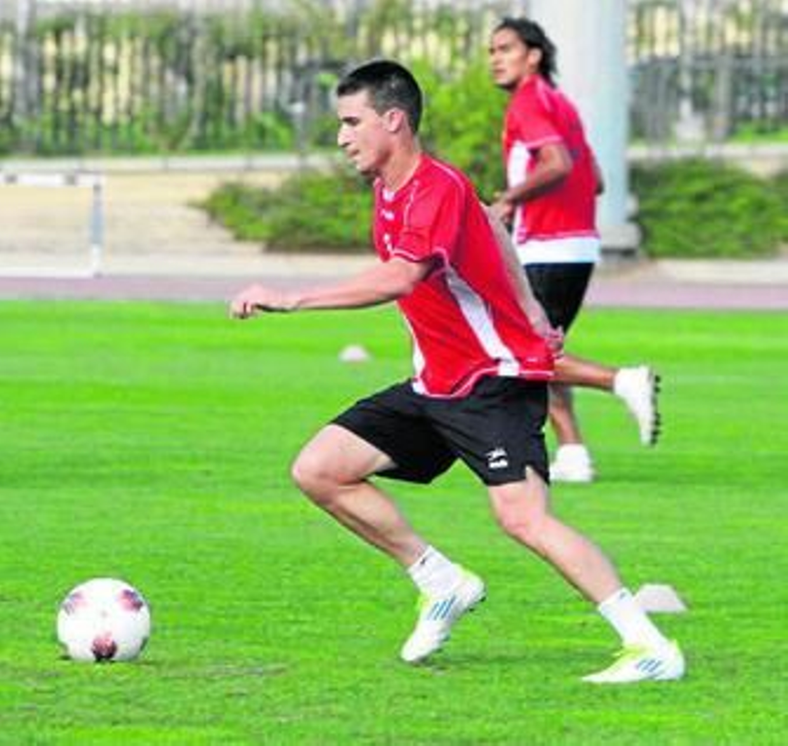 Omar conduce el esférico en carrera.