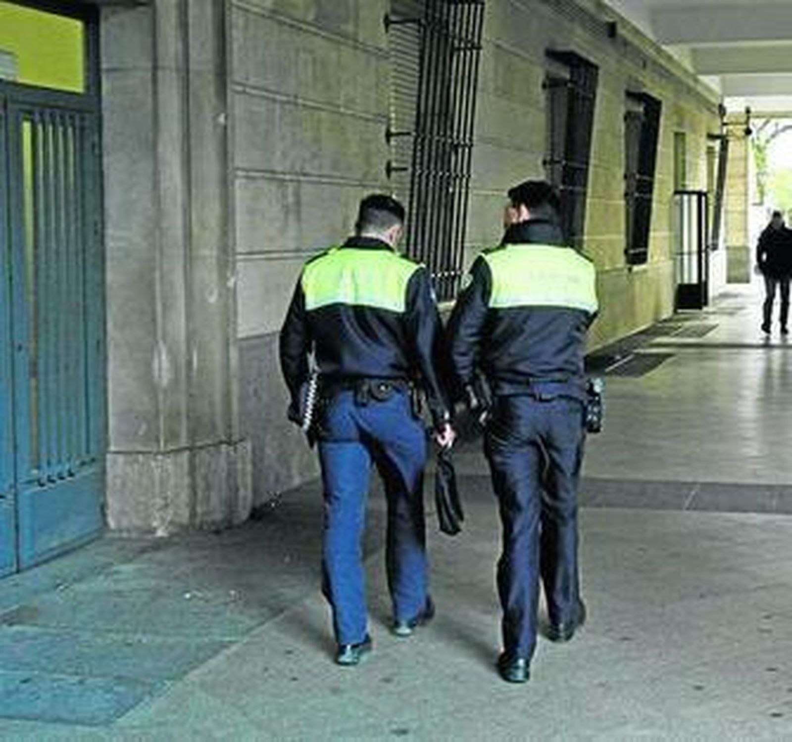 Unos policías locales, ayer en los juzgados.
