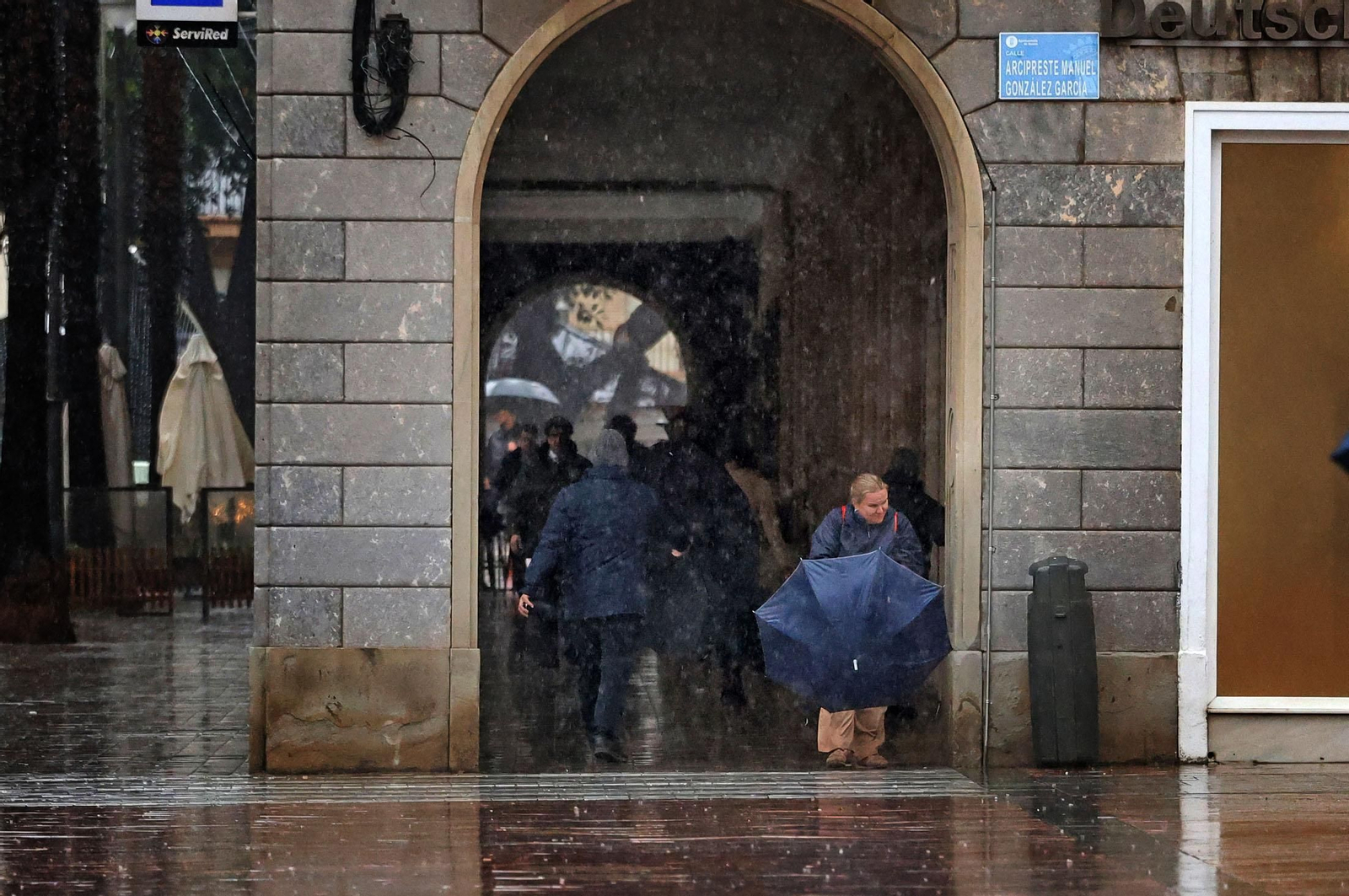 Imágenes de una mañana lluviosa en la capital