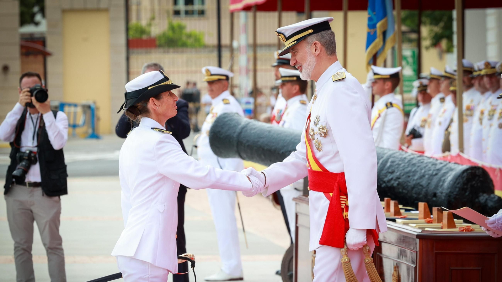 Las imágenes de la entrega de despachos a los nuevos suboficiales de la Armada que ha presidido el Rey en San Fernando