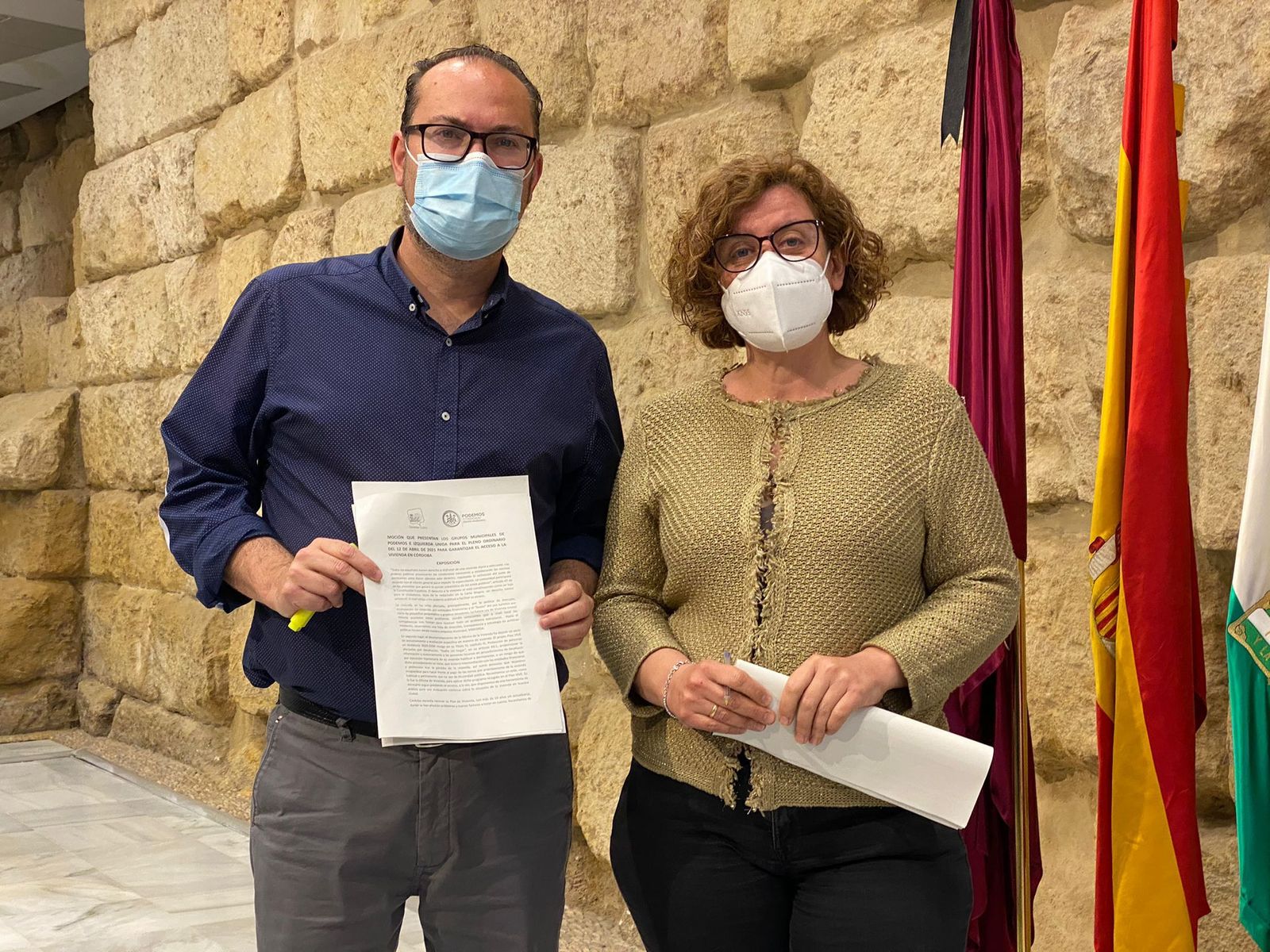 Juan Alcántara y Alba Doblas, en el Ayuntamiento de Córdoba.