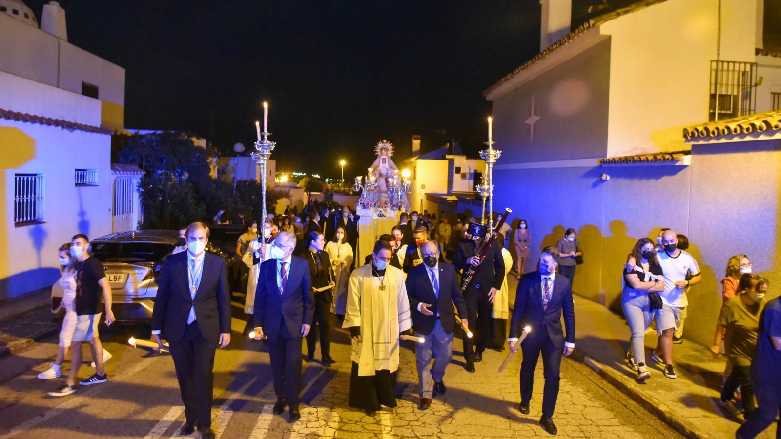 Las fotos de la Virgen de la Salud procesionando en la barriada de San Garcia