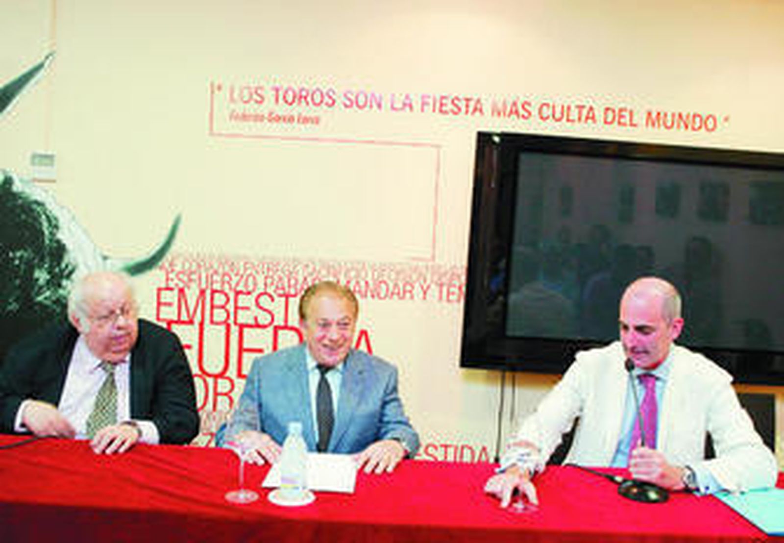 José Luis Guanes, historiador taurino, Gonzalito, mozo de espadas de Curro Romero e Ignacio de Cossío.