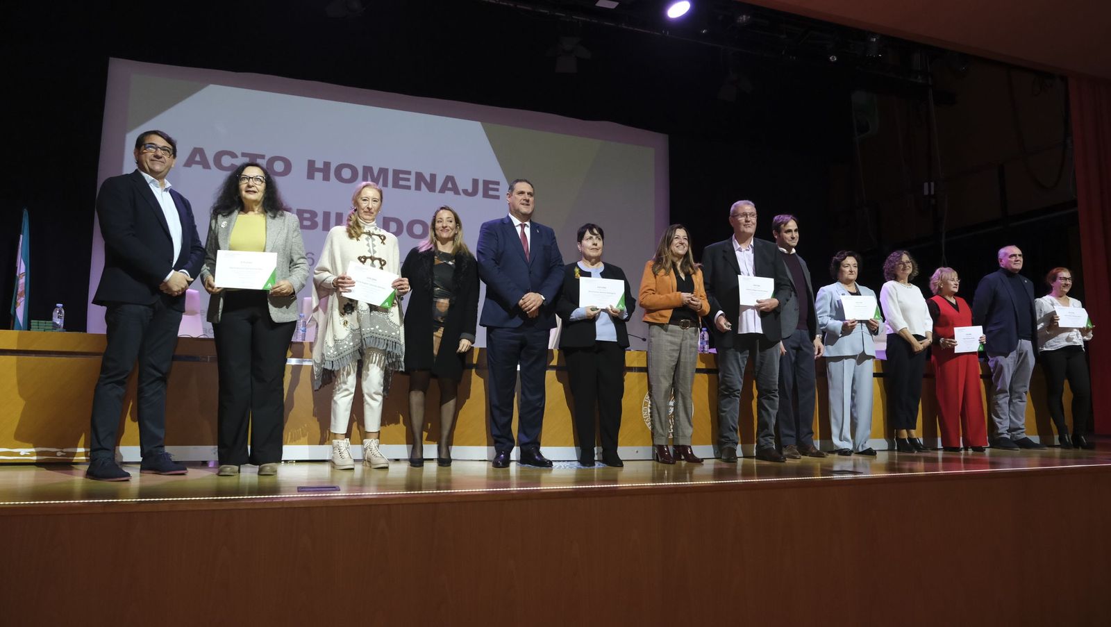 Los maestros docentes jubilados reciben su homenaje en la paraninfo de la UAL
