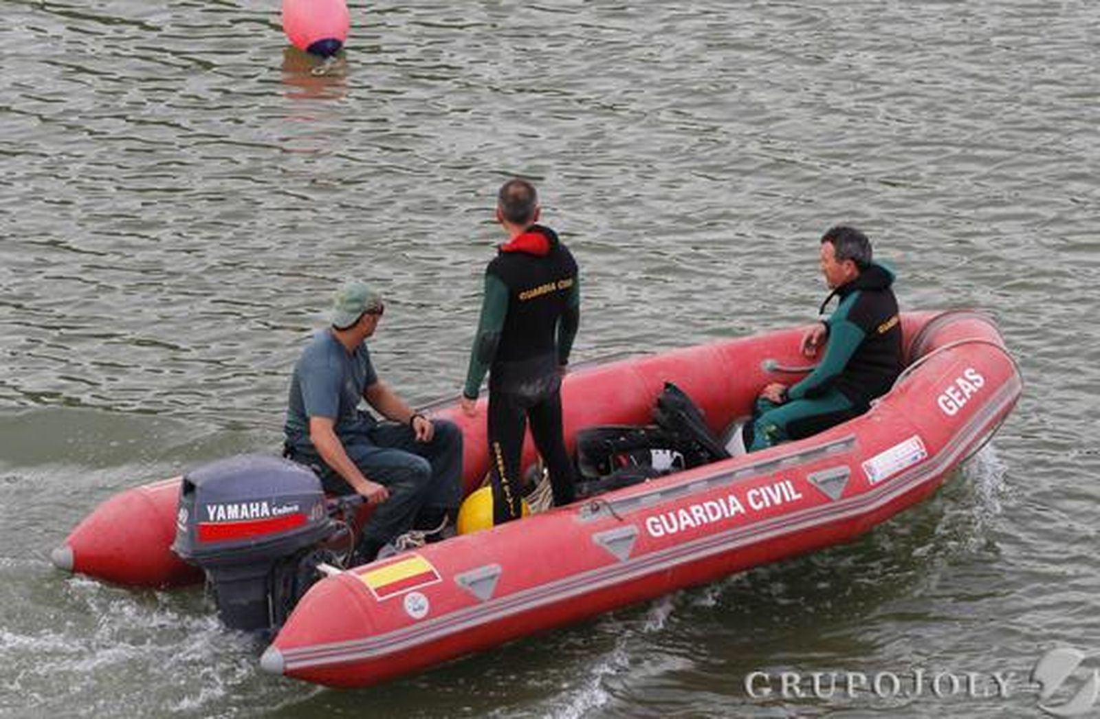 Los buzos buscan el río el cadáver del bañista. 

Foto: Victoria Hidalgo