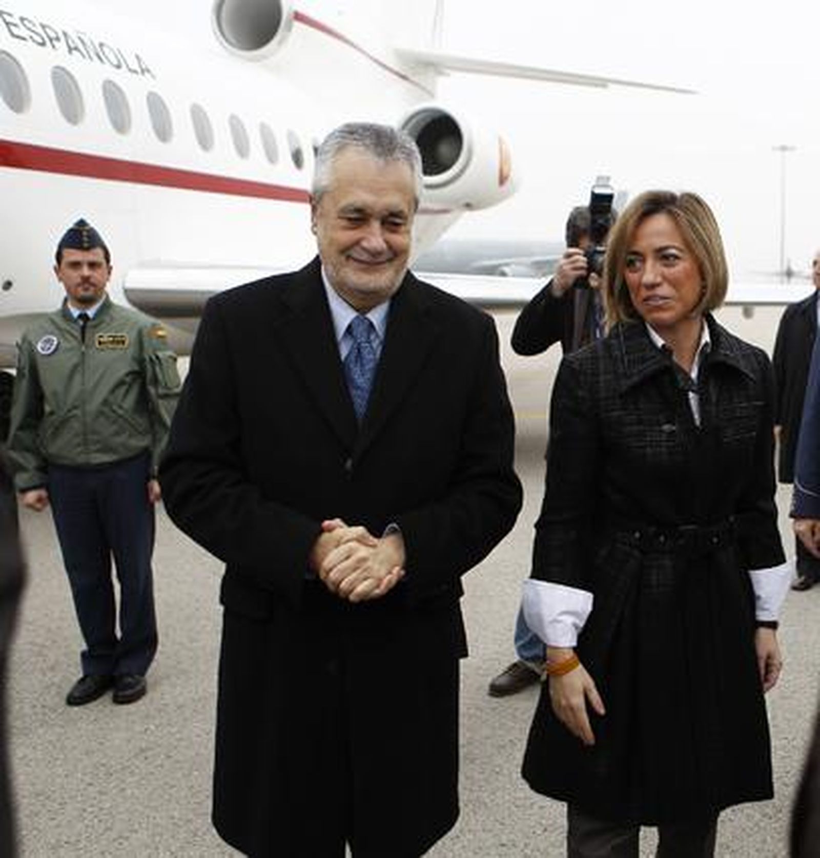 El presidente de la Junta de Andalucía, José Antonio Griñán, junto a la ministra de Defensa, Carme Chacón, en la planta de ensamblaje del A400M.

Foto: Antonio Pizarro