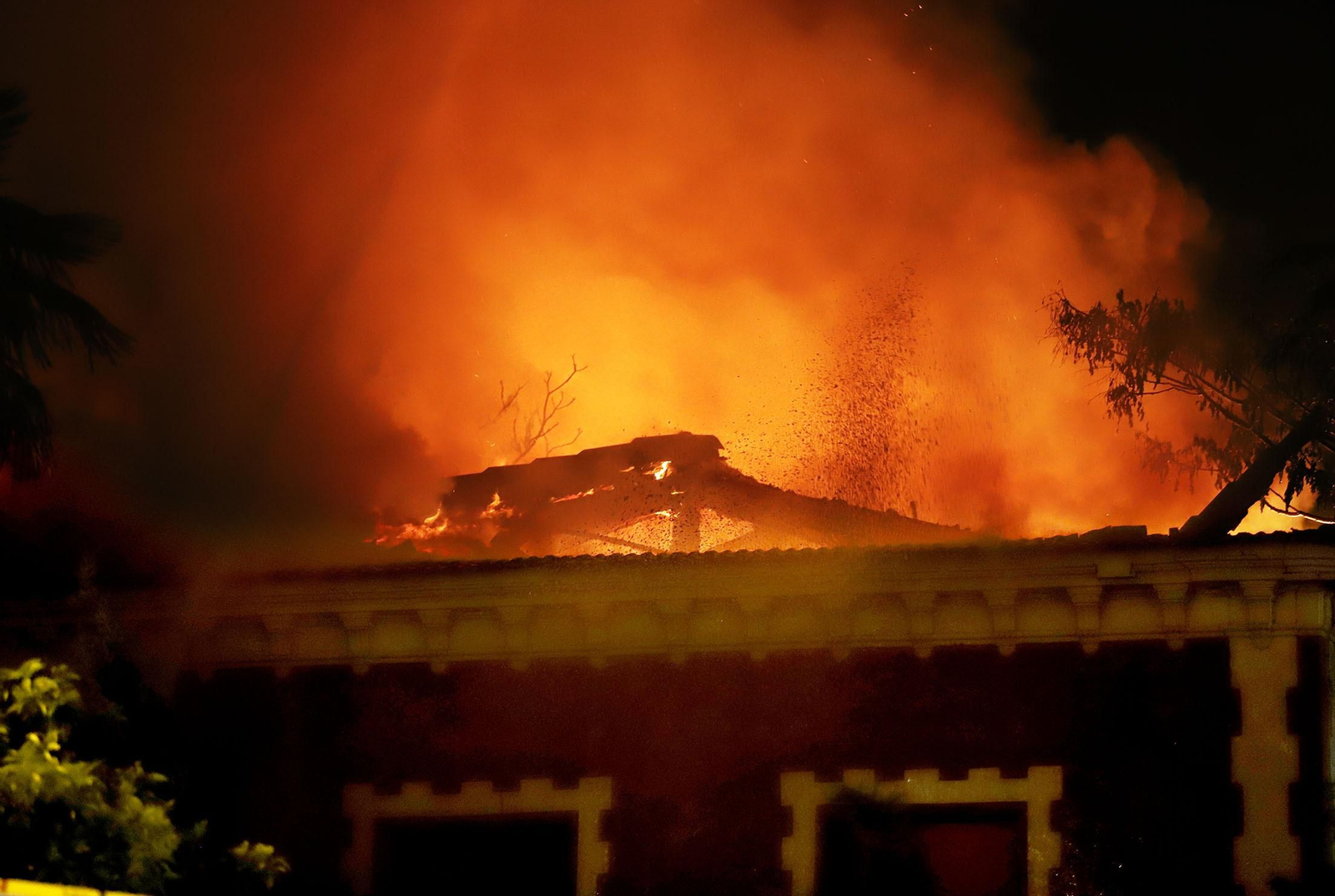 Imágenes del incendio del edificio de la Casona de Huelva en la Alameda