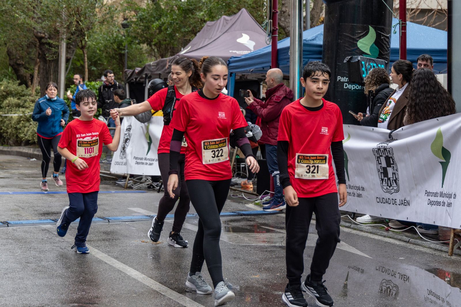 En imágenes: la lluvia no frena a más de un millar de corredores en la V Carrera Popular del IES San Juan Bosco (2)
