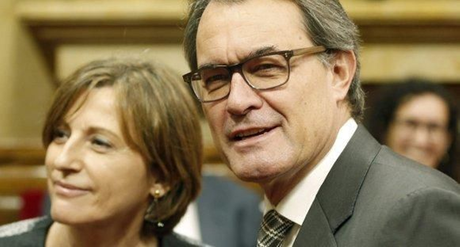 La nueva presidenta del 'Parlament' da por cerrada la etapa autonómica: "¡Viva la República catalana!"