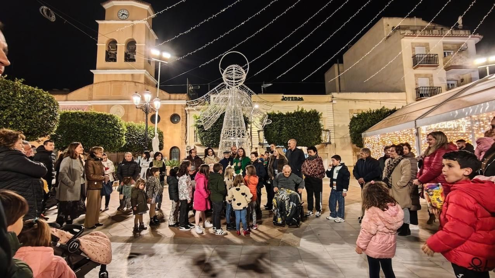 Numerosos niños se dieron citan en el encendido del alumbrado navideño.
