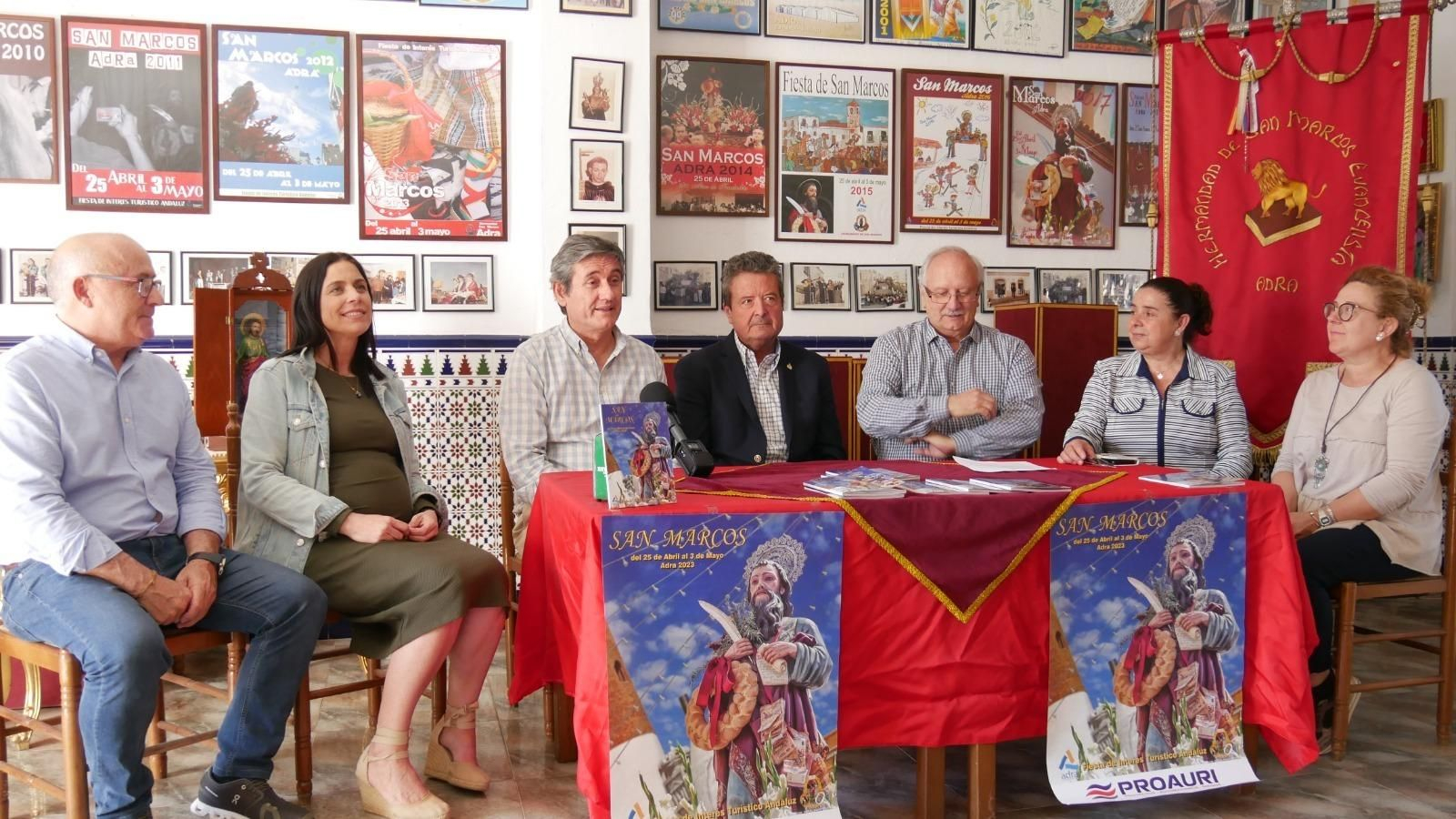 Representantes del Ayuntamiento de Adra y de la Hermandad de San Marcos, en la puesta de largo de la festividad del patrón de los agricultores.
