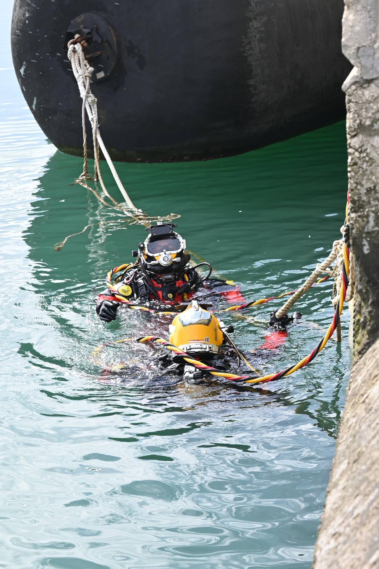 Las imágenes del simulacro de vertido en la Base de Rota
