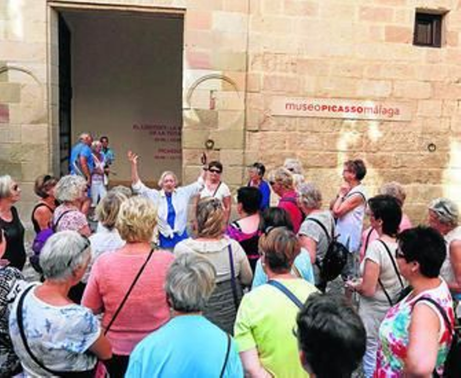 Un grupo de turistas a las puertas del Museo Picasso..