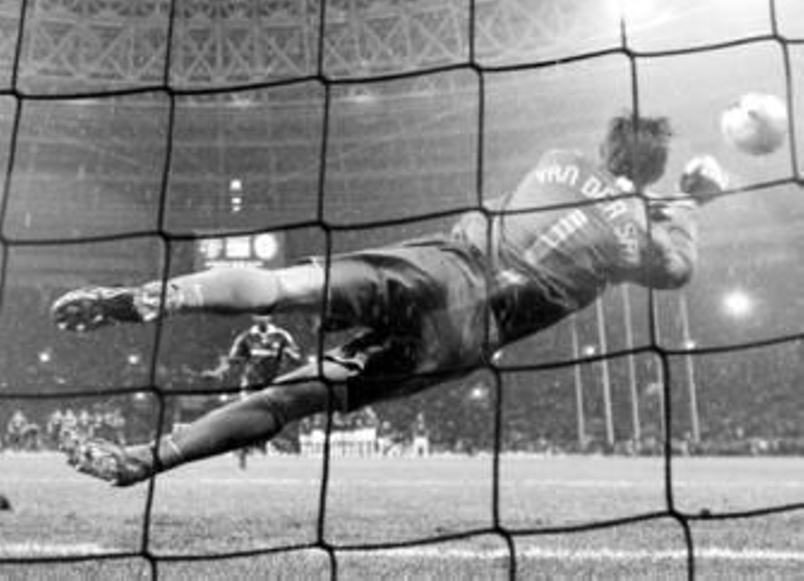 El holandés Van der Sar detiene a Anelka el penalti que le dio el título al Manchester United.