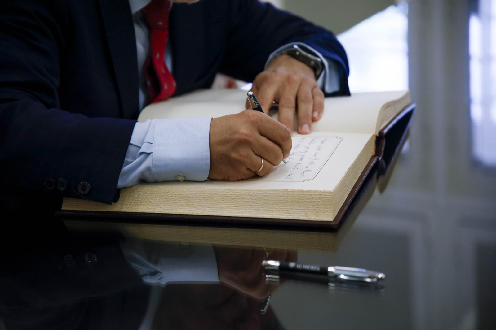 Placa de memoria histórica en el monumento de los coloraos, en imágenes
