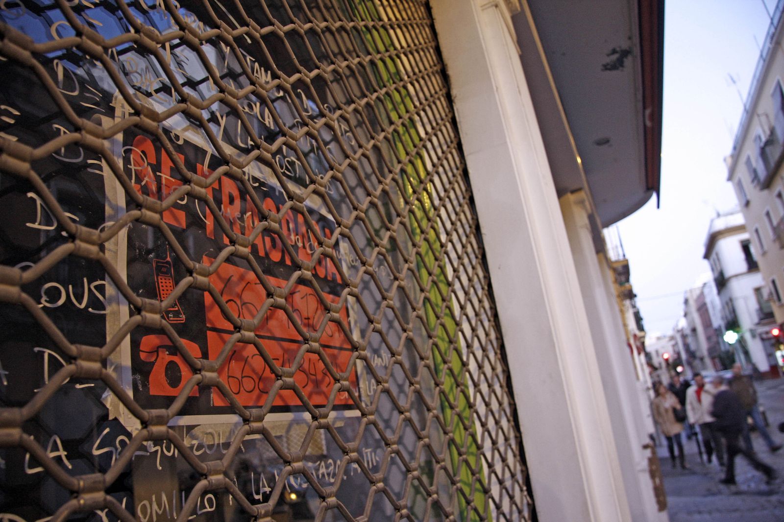 Cartel de 'Se traspasa' en un negocio.