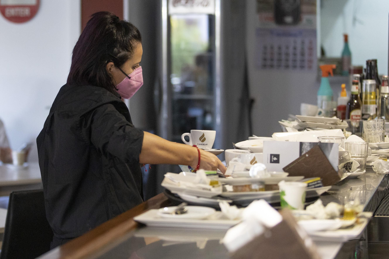 Una camarera en un bar de Granada